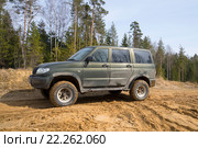 Российский автомобиль УАЗ-Патриот на грунтовой проселочной дороге весенним днем (2014 год). Редакционное фото, фотограф Виктор Карасев / Фотобанк Лори