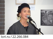 Концерт российской поэтессы Ирины Астаховой (Ах Астахова) (2016 год). Редакционное фото, фотограф Александр Замараев / Фотобанк Лори