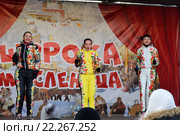 Выступление вокального женского трио в разноцветных комбинезонах на улице на празднике Масленицы на Московской площади в Санкт-Петербурге 2016-03-13. Редакционное фото, фотограф Максим Мицун / Фотобанк Лори