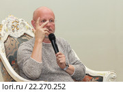Дмитрий Пучков (Гоблин) выступает в арт-пространстве Freedom palace в дискуссионном клубе «Тренд» (2016 год). Редакционное фото, фотограф Роман Рожков / Фотобанк Лори