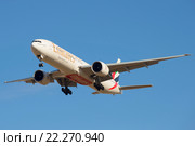 Летящий  Boeing 777--31HER (A6-EGN ) Emirates Airline на фоне голубого неба (2016 год). Редакционное фото, фотограф Виктор Карасев / Фотобанк Лори