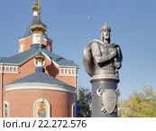 Памятник Александру Невскому на фоне православного храма. Город Курган (2012 год). Редакционное фото, фотограф Сергей Тюленев / Фотобанк Лори