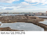 Пустырь на фоне стрелки Васильевского острова в Санкт-Петербурге (2016 год). Редакционное фото, фотограф Sergei Gushchin / Фотобанк Лори