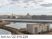 Вид на набережную Макарова Васильевского острова Санкт-Петербурга через  пустырь замороженного проекта "Набережная Европы" (2016 год). Редакционное фото, фотограф Sergei Gushchin / Фотобанк Лори