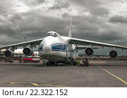 Тяжелый грузовой российский самолет Руслан перед вылетом в аэропорту Порт-Морсби (Папуа Новая Гвинея). Heavy cargo plane Russian Ruslan on maintenance before departure at the airport in Port Moresby (Papua New Guinea) Редакционное фото, фотограф oleg savichev / Фотобанк Лори