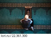 Мужчина молится в мечете во время намаза. Стоковое фото, фотограф Николай Винокуров / Фотобанк Лори