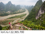 Турист делает селфи с Xianggong Hill недалеко от поселка Синпин, Китай. Стоковое фото, фотограф Николай Винокуров / Фотобанк Лори