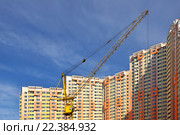 Строительство новых жилых домов на Красногорском бульваре, 4-й микрорайон Павшинской поймы, жилой комплекс «Красногорье DeLuxe», Красногорск (2016 год). Стоковое фото, фотограф Валерия Попова / Фотобанк Лори