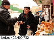 Пожилой мужчина покупает мед на рынке (2016 год). Редакционное фото, фотограф Яна Королёва / Фотобанк Лори