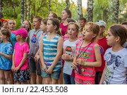 Дети на линейке (2015 год). Редакционное фото, фотограф Юрий Викулин / Фотобанк Лори