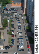 Автостоянка во дворе (2014 год). Стоковое фото, фотограф Мария Ходарева / Фотобанк Лори