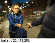 Night street robbery scene. Стоковое фото, фотограф Яков Филимонов / Фотобанк Лори