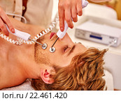 Man receiving electric facial peeling hydradermie massage. Стоковое фото, фотограф Gennadiy Poznyakov / Фотобанк Лори