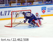 Егор Морозов №95 (ХК "Сочи") забивает гол в ворота Дениса Костина №72 (ХК "Авангард") (2016 год). Редакционное фото, фотограф Сергей Лаврентьев / Фотобанк Лори