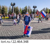 Продавец флагов на Поклонной горе в Москве 9 мая (2014 год). Редакционное фото, фотограф Алёшина Оксана / Фотобанк Лори