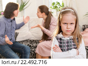 Расстроенная девочка, родители ссорятся на диване. Стоковое фото, фотограф Юлия Кузнецова / Фотобанк Лори