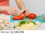 Крупный план женских рук режущих помидор на кухонном столе. Стоковое фото, фотограф Иванов Алексей / Фотобанк Лори