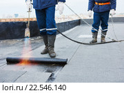 Flat roof installation. Heating and melting bitumen roofing felt. Стоковое фото, фотограф Дмитрий Калиновский / Фотобанк Лори