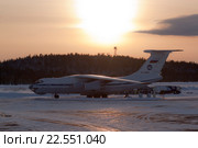 Транспортный самолёт Ил-76МД готовится к доставке груза на Северный полюс для высокоширотной арктической экспедиции "Барнео" (2016 год). Редакционное фото, фотограф Константин Кандыба / Фотобанк Лори