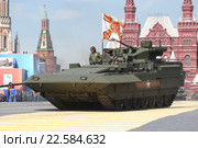 Т-15 «Барбарис» — перспективная российская боевая бронированная гусеничная машина «Армата» на Красной площади в День Победы (2015 год). Редакционное фото, фотограф Михеев Алексей / Фотобанк Лори