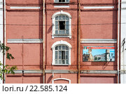 Фрагмент. Рабочие казармы Дрезненской мануфактуры Зиминых. Город Дрезна, Московская область, Орехово-Зуевский район (2015 год). Редакционное фото, фотограф stargal / Фотобанк Лори