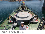 Матрос Черноморского флота несет службу на военном корабле во время стоянки в порту города Севастополь, Республика Крым (2015 год). Редакционное фото, фотограф Николай Винокуров / Фотобанк Лори