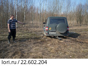 Самовытаскивание застрявшего автомобиля УАЗ-Патриот с помощью переносной электрической лебедки (2016 год). Редакционное фото, фотограф Виктор Карасев / Фотобанк Лори