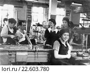 Город Москва. В цеху обувной фабрики "Парижская коммуна", 1960 год. Редакционное фото, фотограф Зобков Юрий / Фотобанк Лори