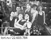Город Москва. Бригада в цеху обувной фабрики "Парижская коммуна", 1960 год. Редакционное фото, фотограф Зобков Юрий / Фотобанк Лори