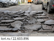 Замена асфальта во дворе жилого дома (2016 год). Редакционное фото, фотограф Илюхина Наталья / Фотобанк Лори