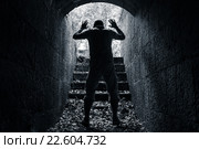 Мужчина стоит в каменном туннеле. Стоковое фото, фотограф EugeneSergeev / Фотобанк Лори