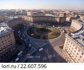 Комсомольская площадь на проспекте Стачек в районе метро Кировский завод, круговое движение автотранспорта, Санкт-Петербург (2016 год). Редакционное фото, фотограф Кекяляйнен Андрей / Фотобанк Лори