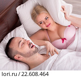 wife with husband snoring in sleep. Стоковое фото, фотограф Яков Филимонов / Фотобанк Лори