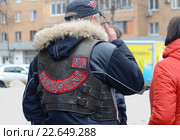 Спина байкера из мотоклуба "Ночные волки" с надписью "Железнодорожный" (город Железнодорожный Московской области) (2016 год). Редакционное фото, фотограф Наталья Горкина / Фотобанк Лори