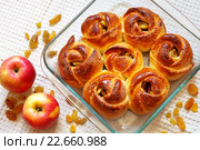Горячие домашние булочки с изюмом и яблоками в стеклянной форме для выпечки. Стоковое фото, фотограф Виктория Катьянова / Фотобанк Лори