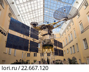 Спутник-ретранслятор "Луч" в Атриуме-1 Центрального музея связи (ЦМС) имени А.С. Попова, город Санкт-Петербург (2016 год). Редакционное фото, фотограф Вячеслав Палес / Фотобанк Лори
