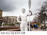 Статуя девушки с веслом в советском стиле украшает Новопушкинский сквер в городе Москве во время фестиваля "Московская весна", Россия (2016 год). Редакционное фото, фотограф Николай Винокуров / Фотобанк Лори