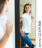 Young girl trying on a t-shirt. Стоковое фото, фотограф Яков Филимонов / Фотобанк Лори