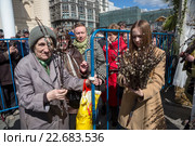 Раздача православным верующим 5000 букетов освященной вербы на Театральной площади в центре города Москвы у Большого театра в Вербное воскресение, Россия (2016 год). Редакционное фото, фотограф Николай Винокуров / Фотобанк Лори