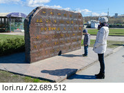 Символы мудрости, женщина и ребёнок около памятника, Чебоксары (2016 год). Редакционное фото, фотограф Андрей Кириллов / Фотобанк Лори