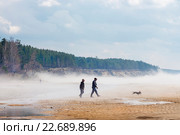 Прогулка весной по парящей от таящего снега реке. Россия, Сибирь, Новосибирская область, река Обь ( Обское море ) (2016 год). Редакционное фото, фотограф Евгений Мухортов / Фотобанк Лори