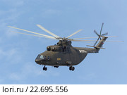 Международный авиационно-космический салон МАКС-2015. Демонстрационный полет тяжелого транспортного вертолета Ми-26. Редакционное фото, фотограф Игорь Долгов / Фотобанк Лори