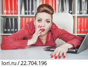 Уставшая женщина на работе. Стоковое фото, фотограф Darkbird77 / Фотобанк Лори