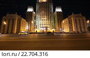 Автомобили едут мимо здания МИД, Смоленская площадь в Москве (2016 год). Стоковое видео, видеограф Владимир Журавлев / Фотобанк Лори