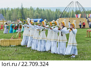 Дети с ветками берёзы (2015 год). Редакционное фото, фотограф Роман Фомин / Фотобанк Лори