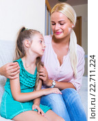 Nanny calming a fretful child. Стоковое фото, фотограф Яков Филимонов / Фотобанк Лори