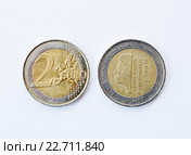 Потёртые 2 евро монеты (орёл и аверс),  регулярного чекана с профилем королевы Беатрикс. Нидерланды вып.2001г. (2016 год). Стоковое фото, фотограф Вера Смолянинова / Фотобанк Лори