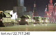 Ночная репетиция парада на Красной площади в честь 71-й годовщины Дня Победы. Самоходные зенитно-ракетные комплексы 9К331 "Тор-М1" и 9К37 "Бук" (2016 год). Редакционное видео, видеограф Игорь Долгов / Фотобанк Лори