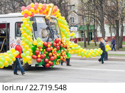 Шествие, парад 1 мая 2016 года в городе Чебоксары, Республика Чувашия. Автобус с воздушными шариками. Редакционное фото, фотограф Alexander / Фотобанк Лори