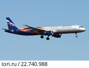 Airbus A321 (бортовой VP-BTL) авиакомпании Аэрофлот на посадке в Шереметьево (2016 год). Редакционное фото, фотограф Alexei Tavix / Фотобанк Лори